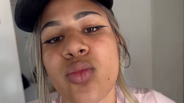 Colombianbigass – Delivery brings a package inside her asshole